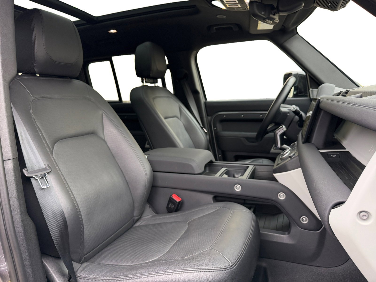 Used 2023 Land Rover Defender 130 SE image 22