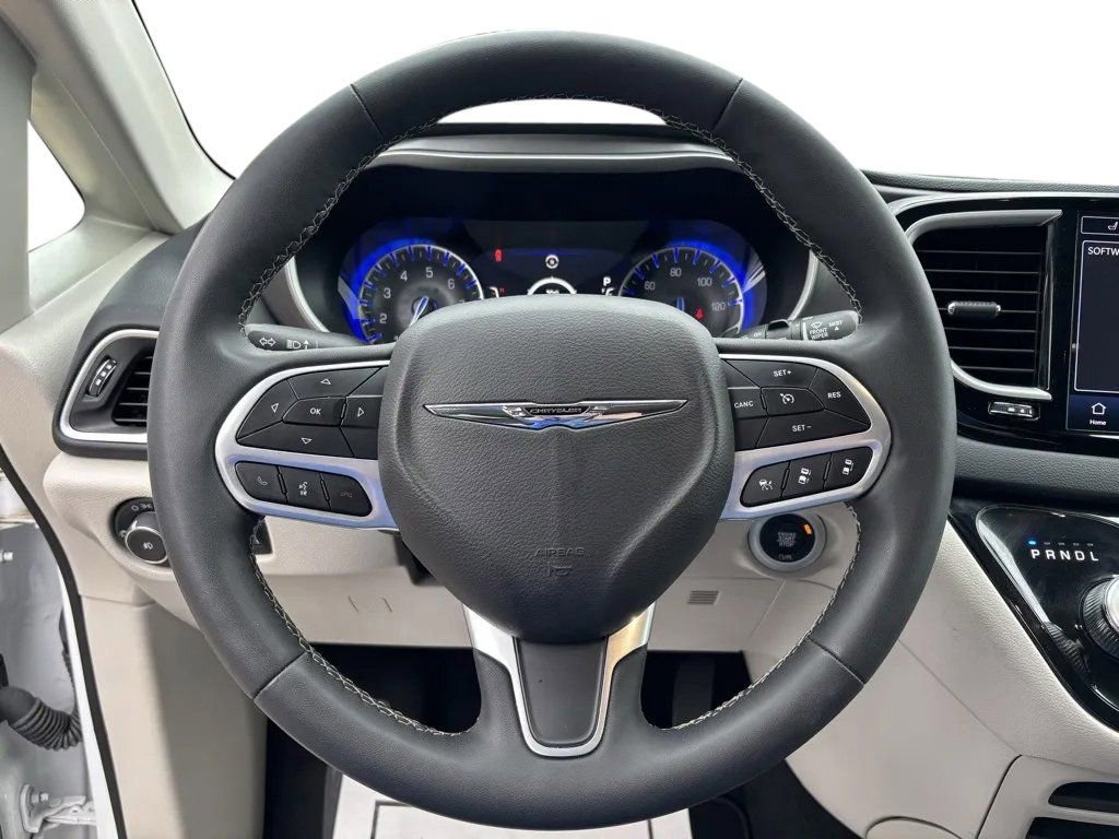 Used 2024 Chrysler Pacifica Touring-L image 12