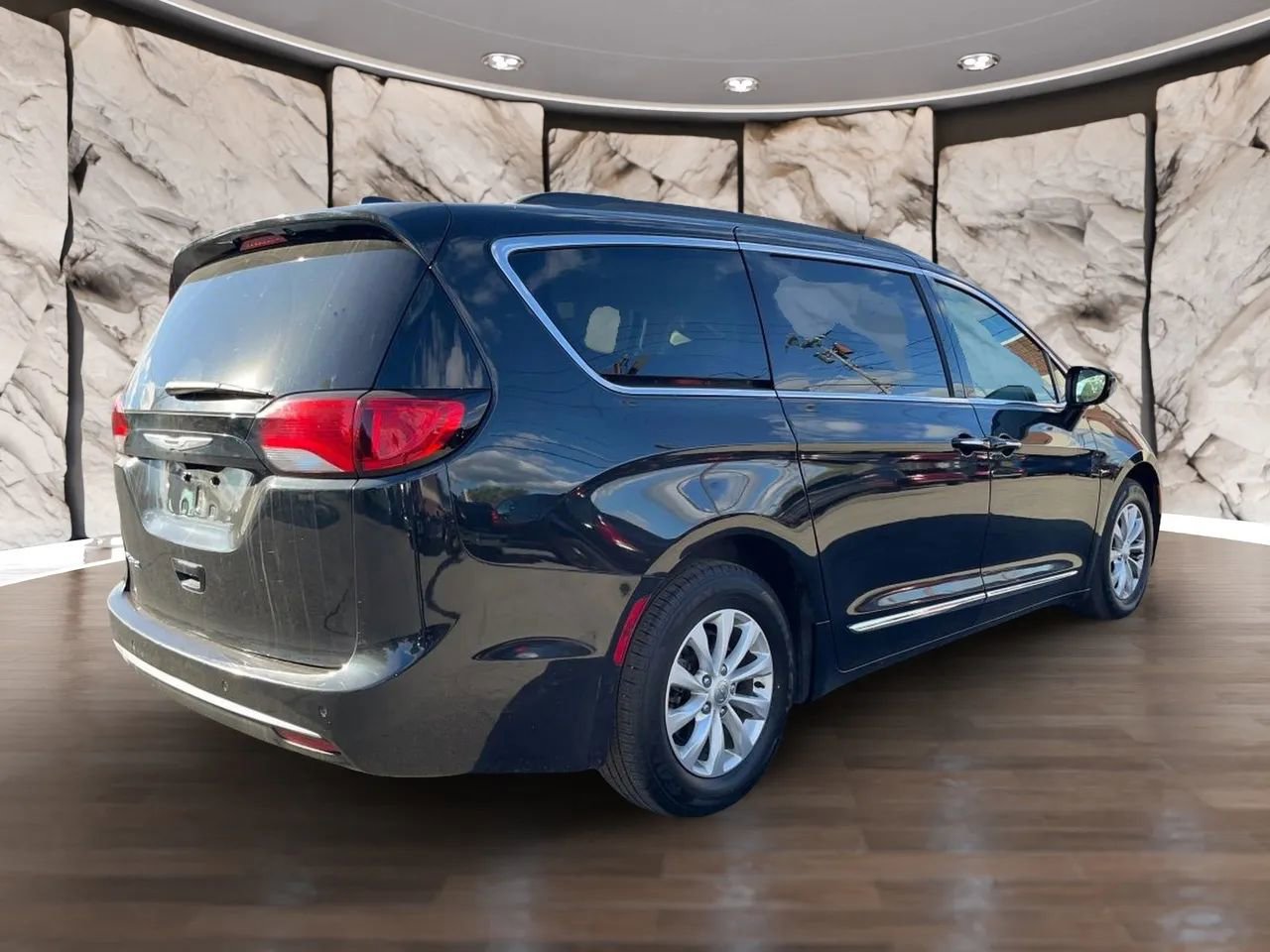 Used 2017 Chrysler Pacifica Touring-L image 9