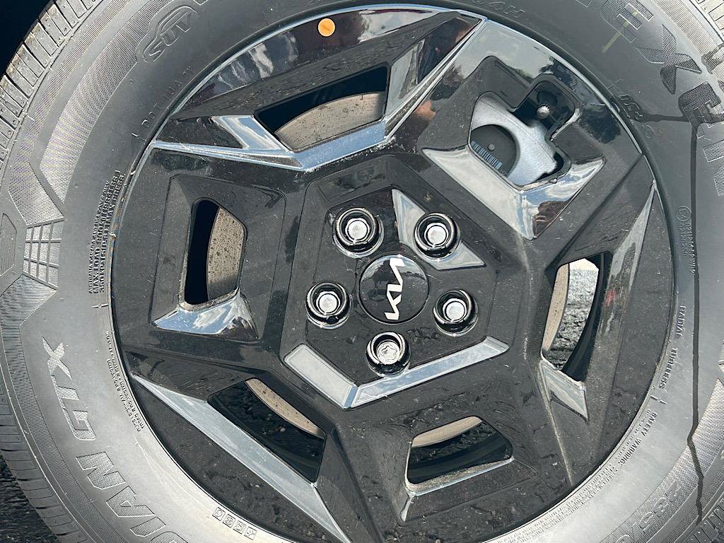 New 2025 Kia Carnival FWD image 24