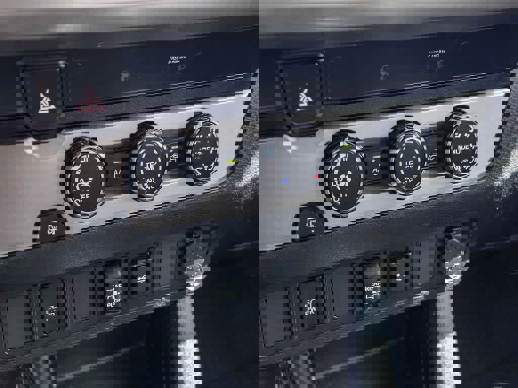 Used 2020 Toyota Tacoma SR5 RWD image 21