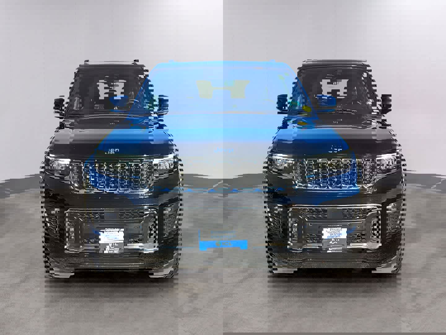 Used 2022 Jeep Grand Cherokee Overland w/ Luxury Tech Group IV image 2