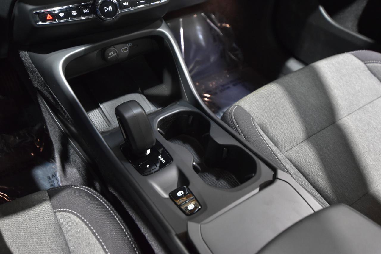 Used 2025 Volvo XC40 B5 Core image 31