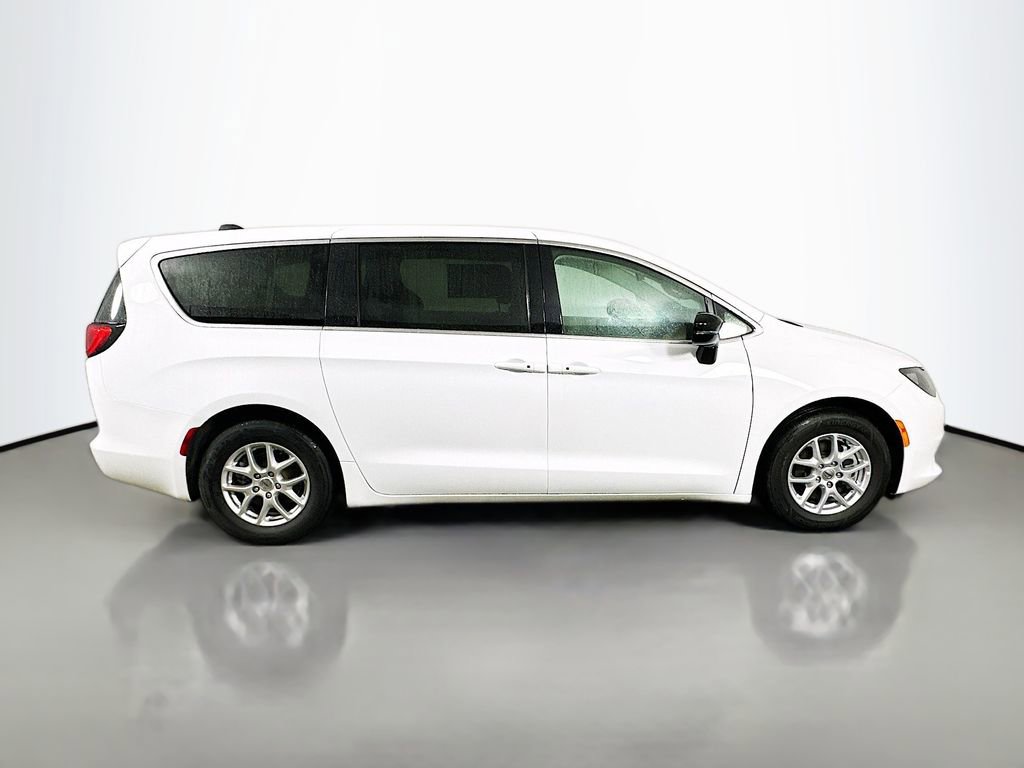 Used 2024 Chrysler Voyager LX FWD image 7