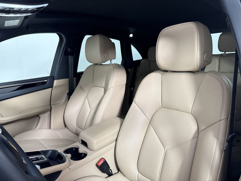 Certified 2025 Porsche Macan image 5