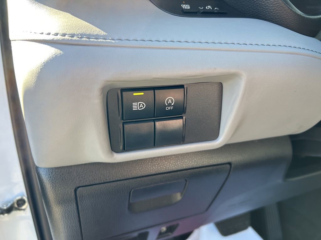 Used 2023 Toyota Highlander L image 13