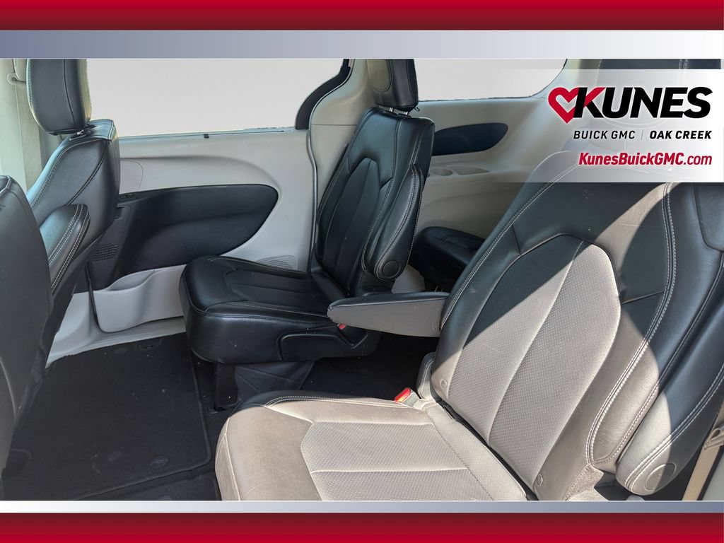 Used 2024 Chrysler Pacifica Touring-L FWD image 35