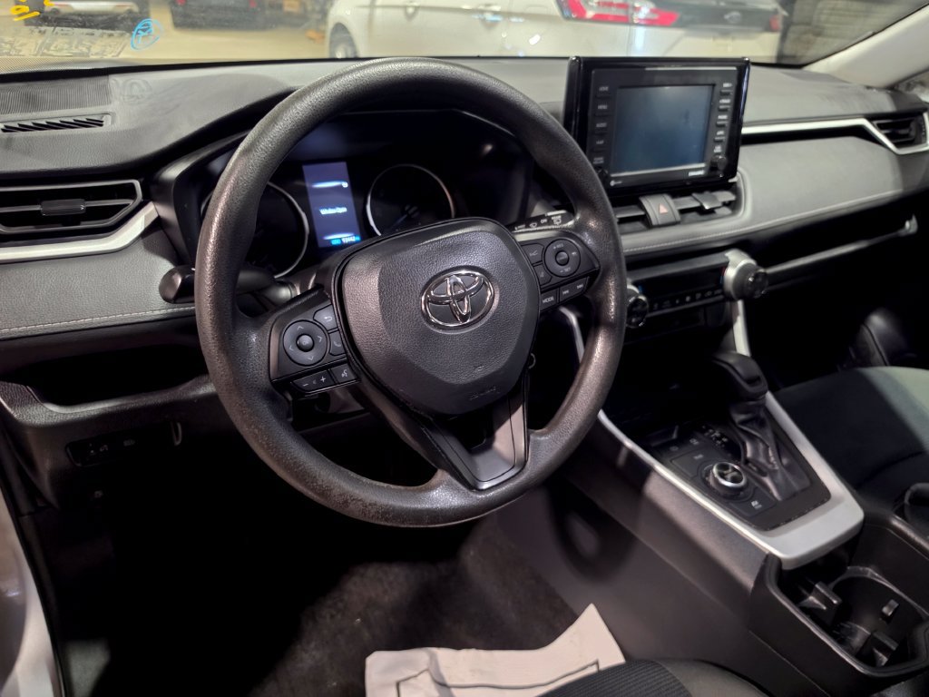 Used 2022 Toyota RAV4 LE AWD/4WD image 4