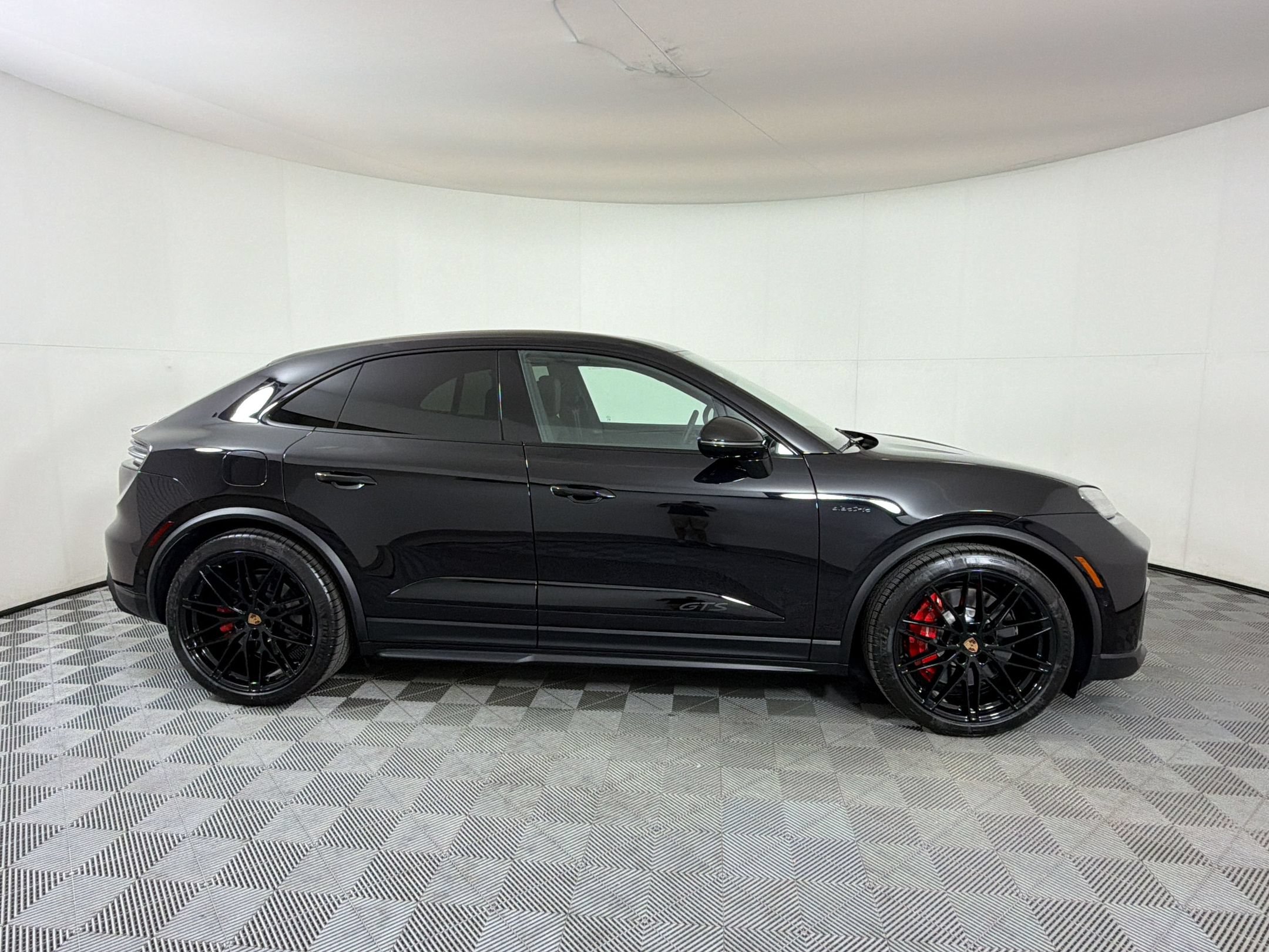 Certified 2026 Porsche Macan GTS Electric AWD/4WD image 9