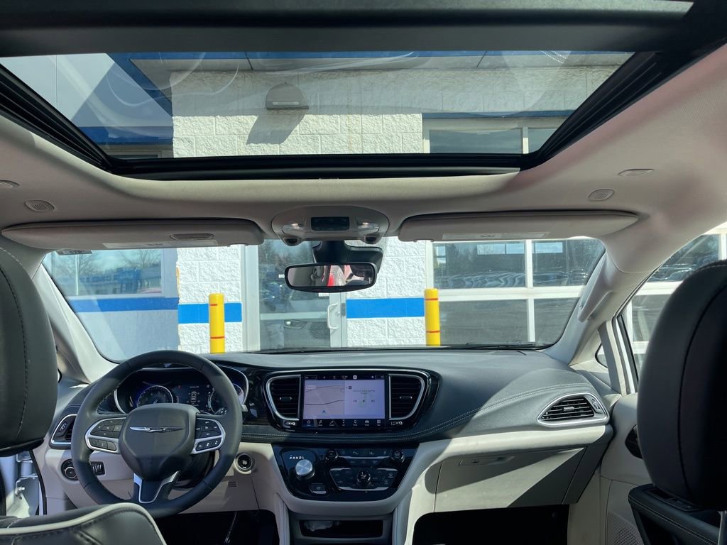 Used 2023 Chrysler Pacifica Limited image 14