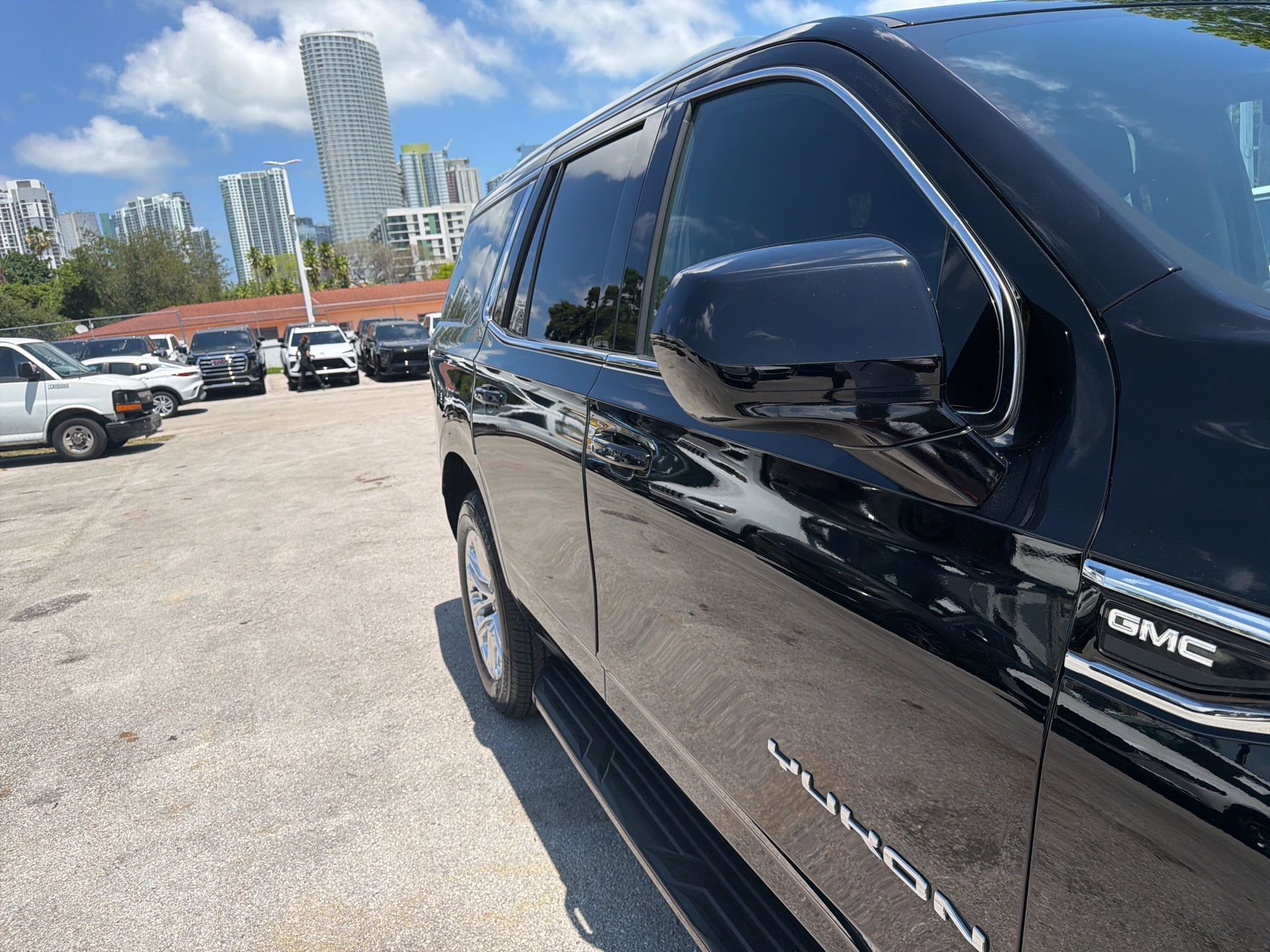 Used 2023 GMC Yukon SLE w/ Gmc Pro Safety Plus Package RWD image 9