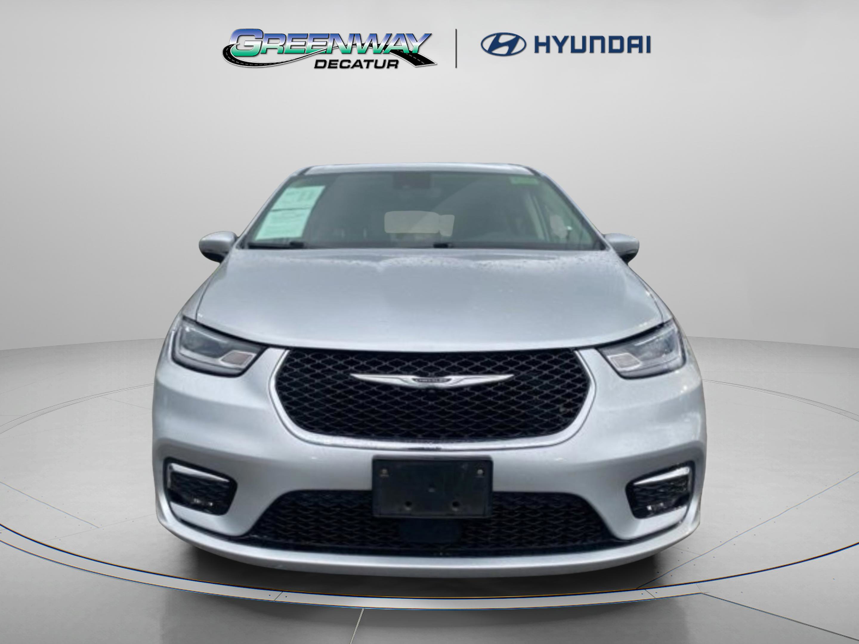 Used 2023 Chrysler Pacifica Touring-L image 3