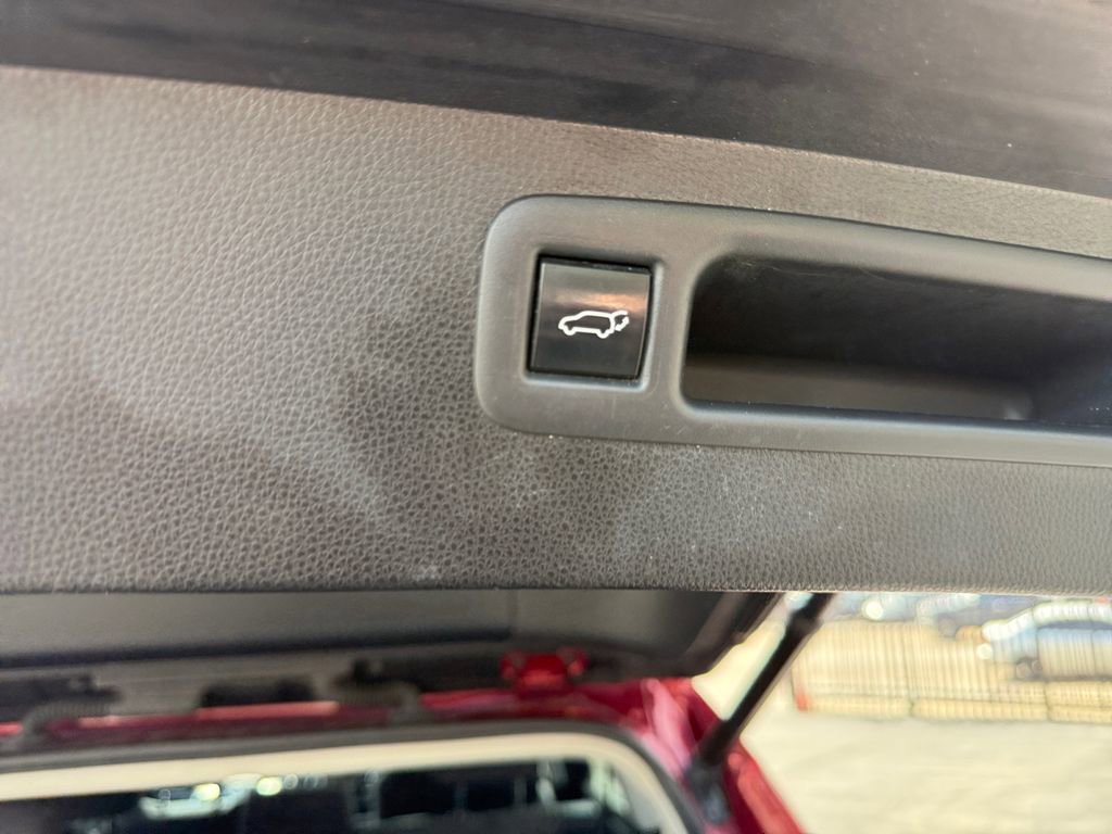 Used 2022 Toyota Highlander LE AWD/4WD image 25