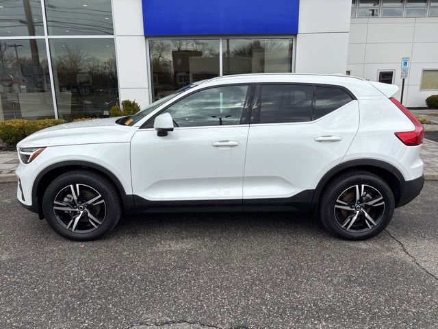Used 2025 Volvo XC40 B5 Core image 2