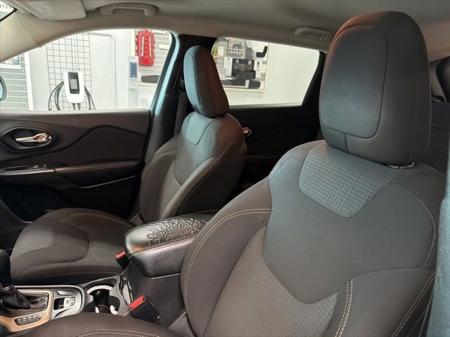 Used 2015 Jeep Cherokee Latitude w/ Comfort/Convenience Group image 16