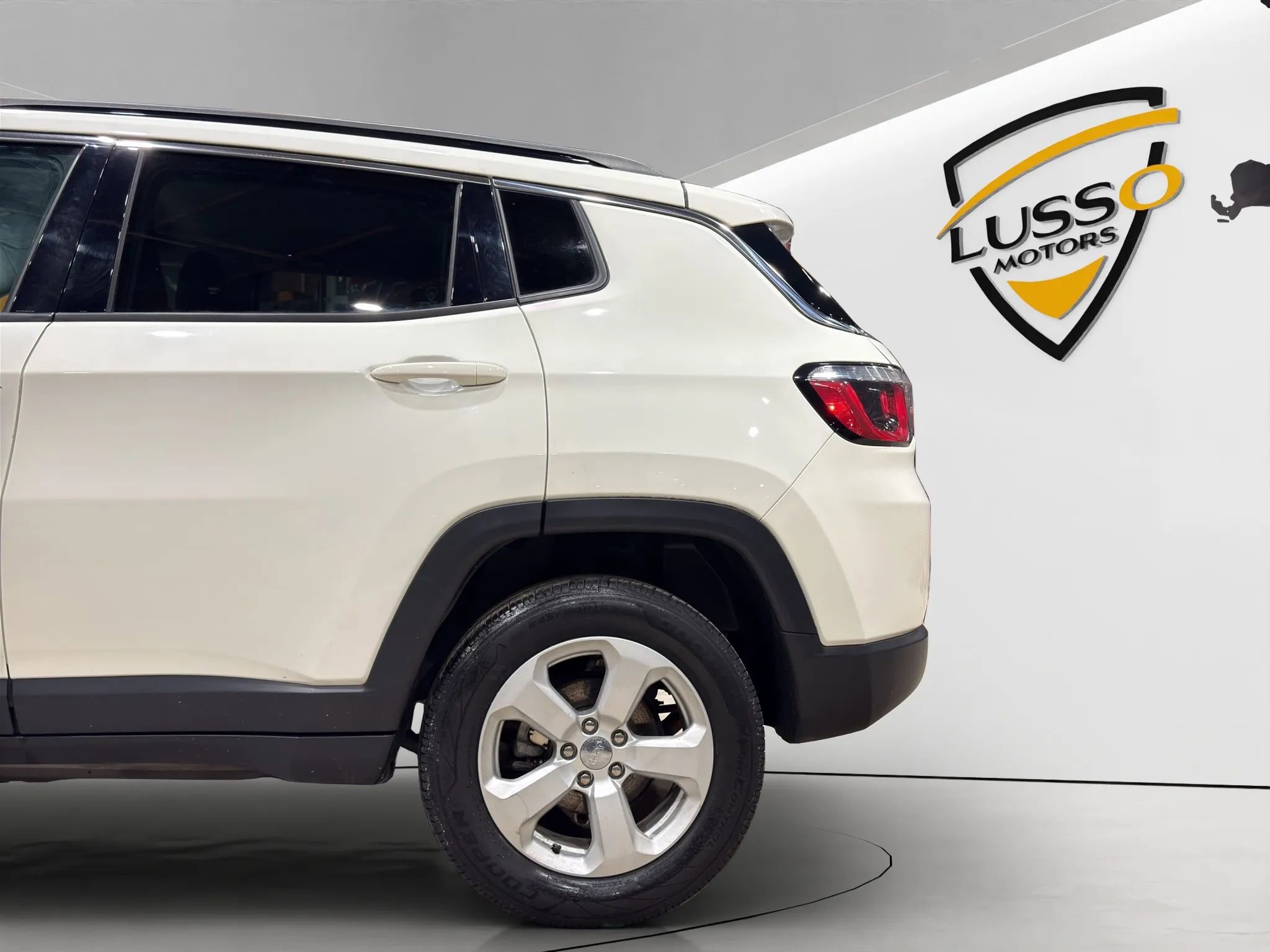 Used 2019 Jeep Compass Latitude image 29