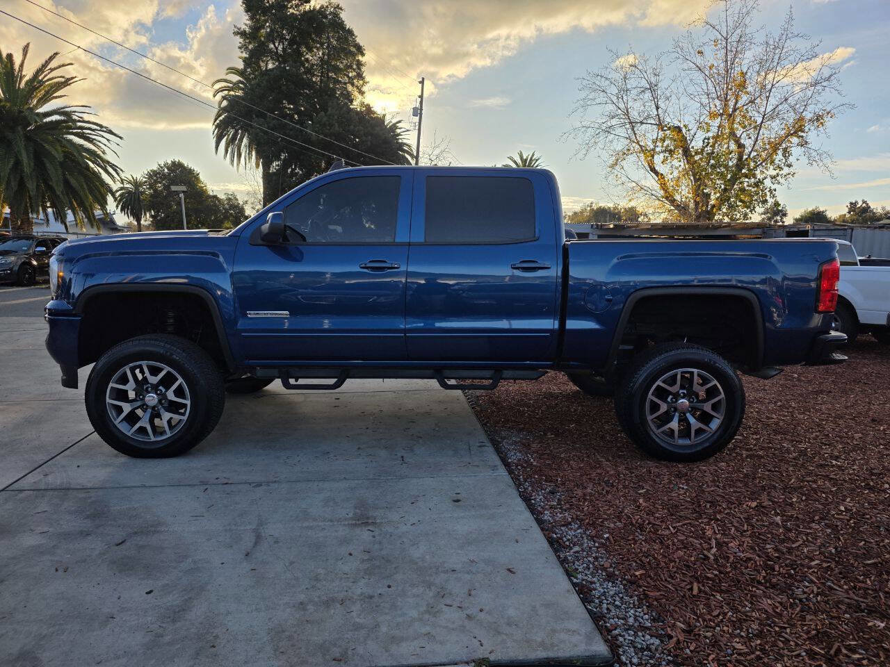 Used 2018 GMC Sierra 1500 SLE w/ SLE Value Package AWD/4WD image 8