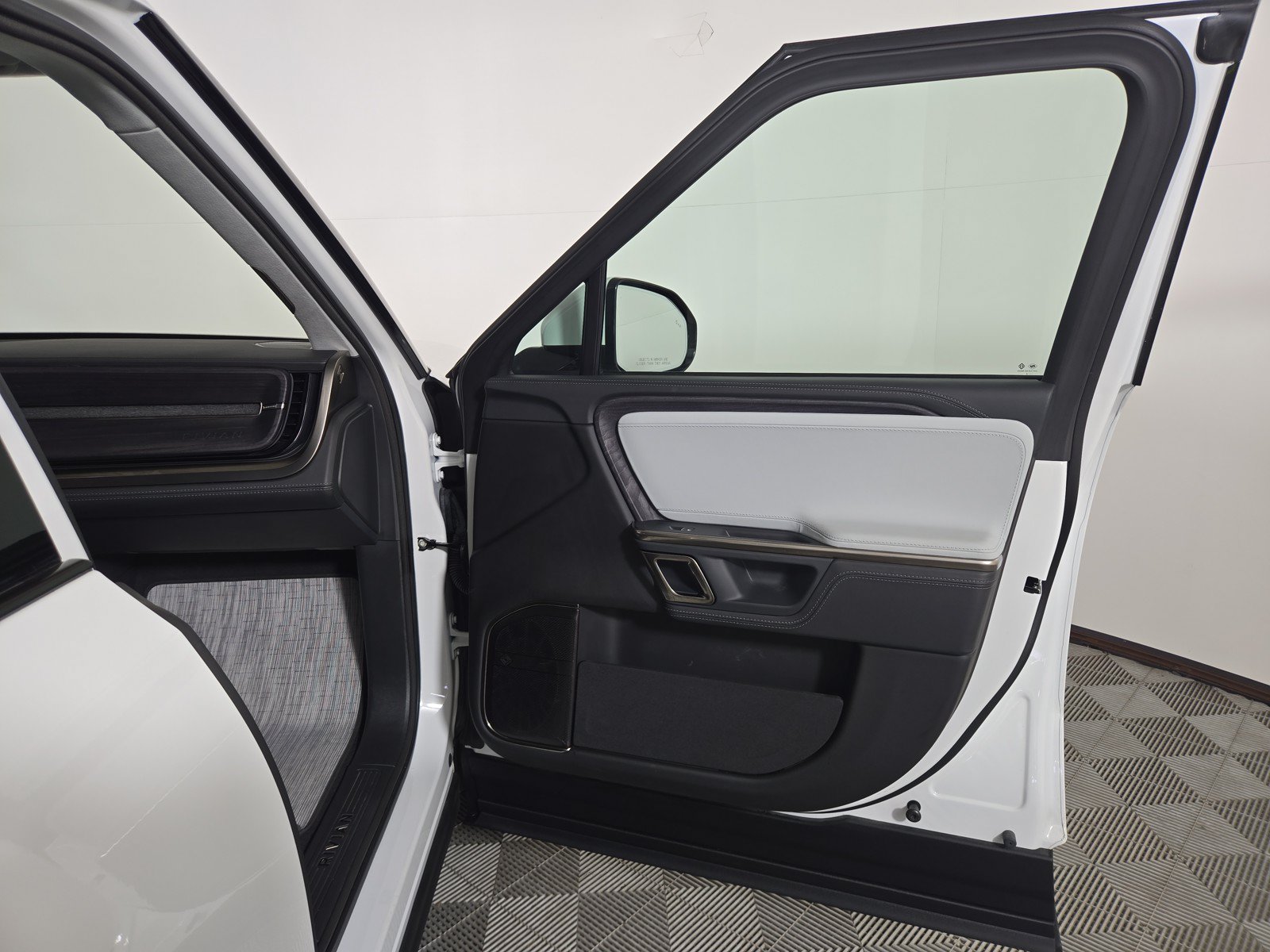 Used 2024 Rivian R1T Adventure AWD/4WD image 18