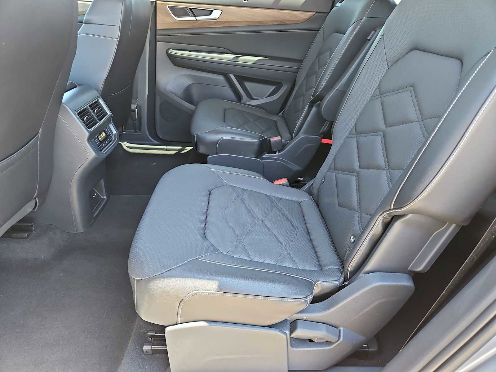 Used 2024 Volkswagen Atlas SE AWD/4WD image 19
