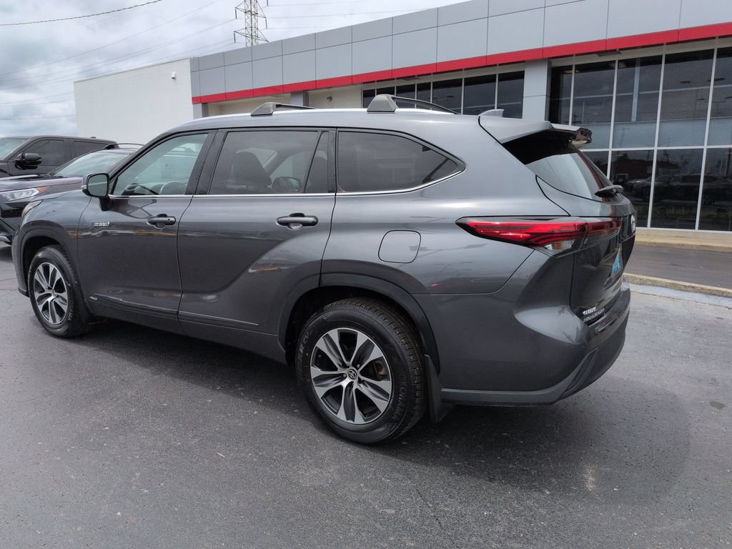 Used 2021 Toyota Highlander XLE AWD/4WD image 3