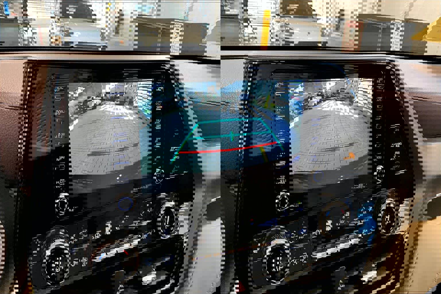 Used 2021 Toyota Highlander XLE image 28