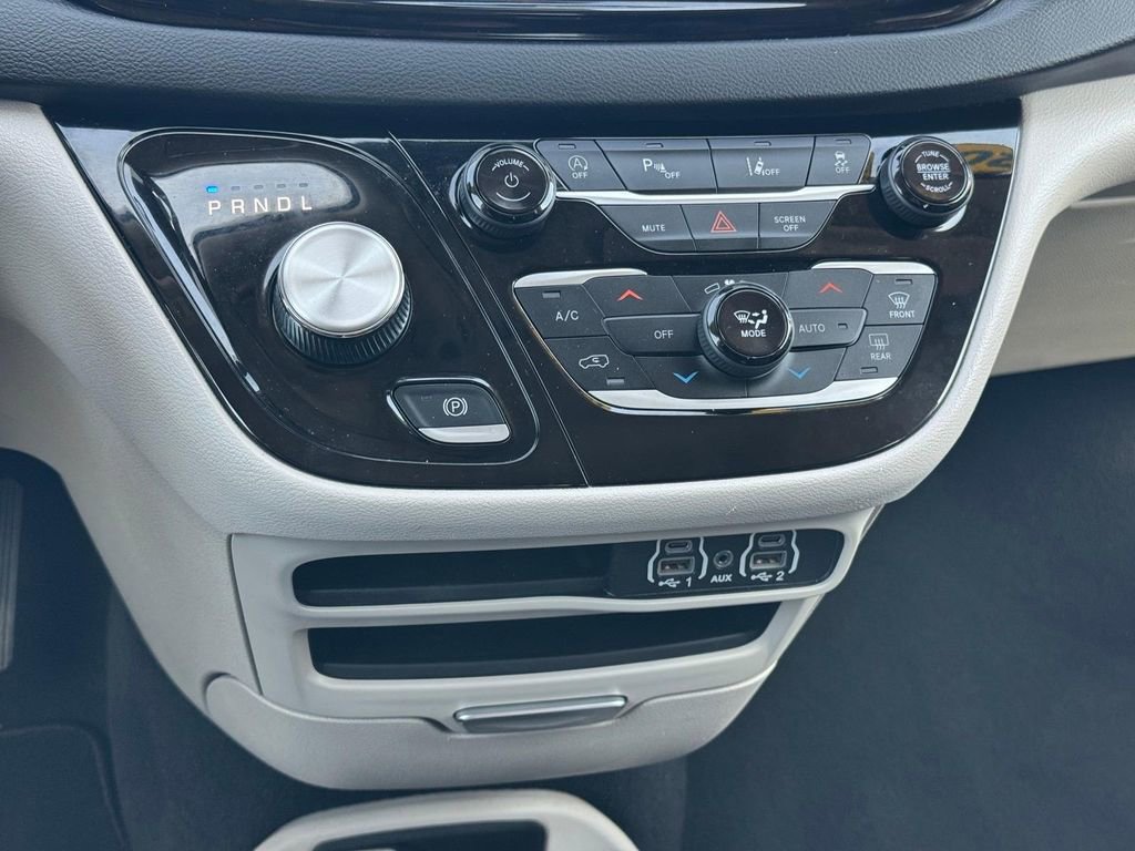 Used 2024 Chrysler Pacifica Touring-L FWD image 17