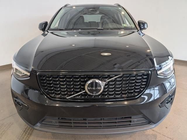 Used 2023 Volvo XC40 B5 Plus w/ Driver Assist Package image 2