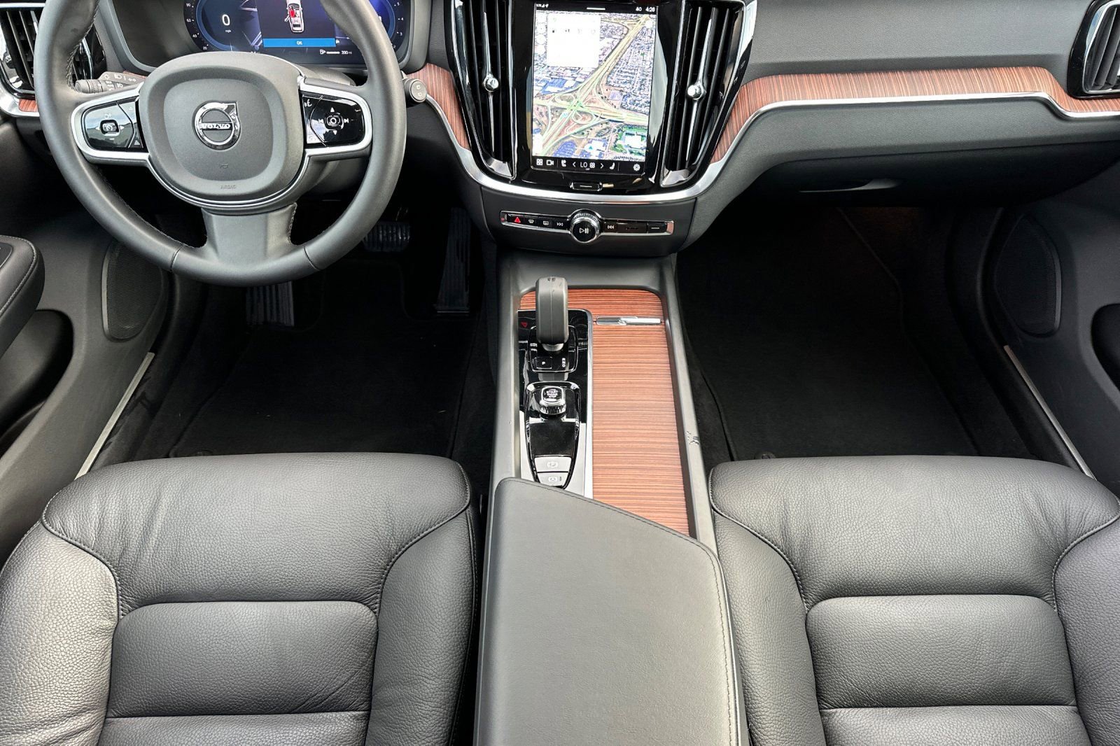 Used 2025 Volvo V60 B5 Cross Country Plus image 13