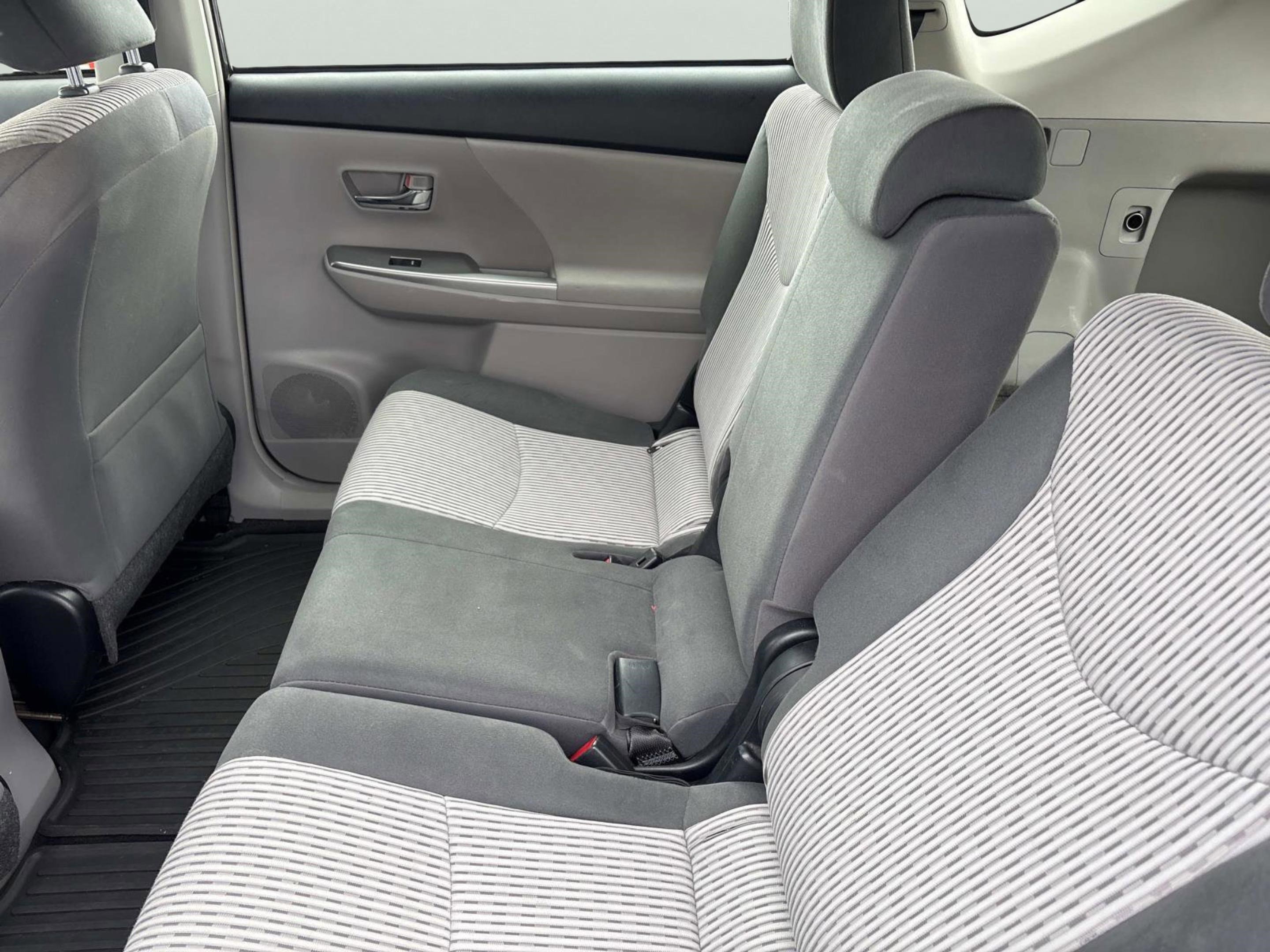 Used 2016 Toyota Prius V Two image 18