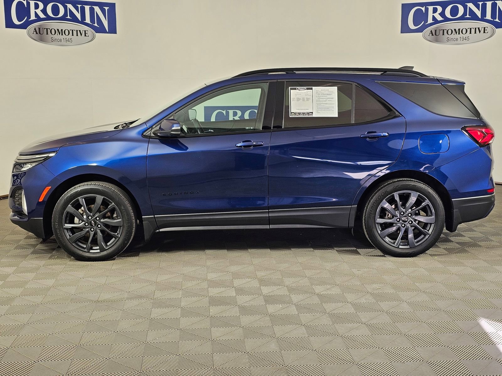 Used 2022 Chevrolet Equinox RS w/ Infotainment Package image 2