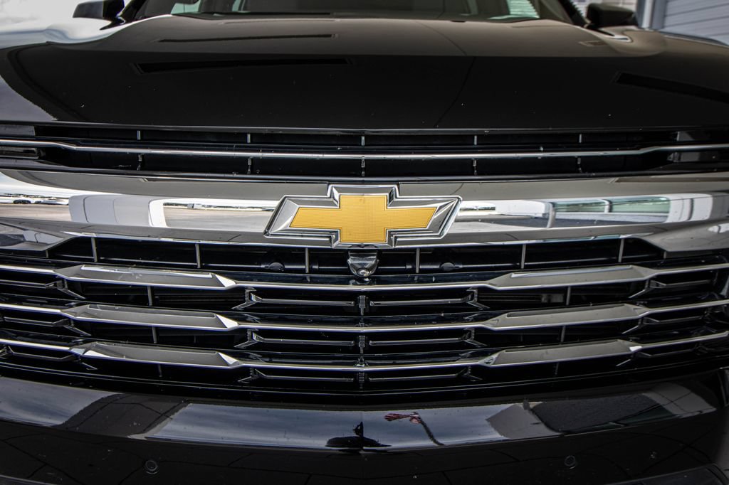 Used 2025 Chevrolet Suburban LT RWD image 7