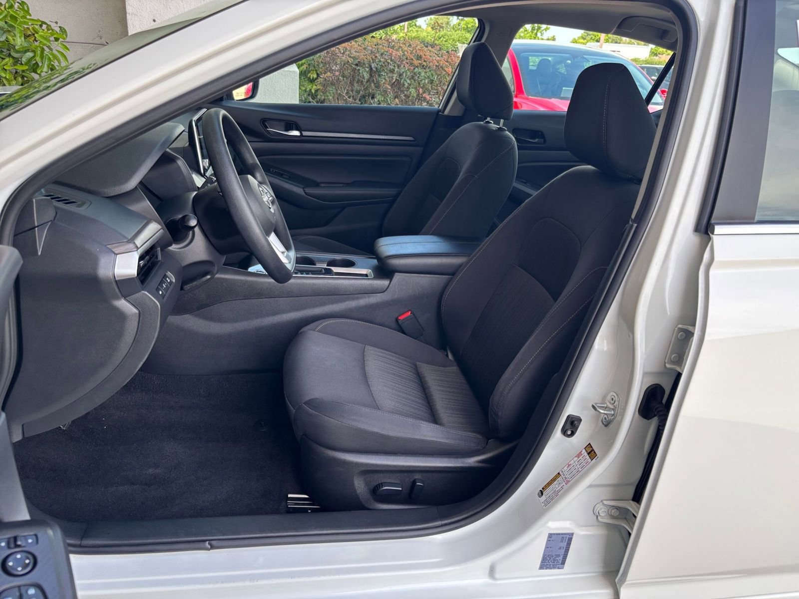 Used 2025 Nissan Altima 2.5 SV FWD image 37