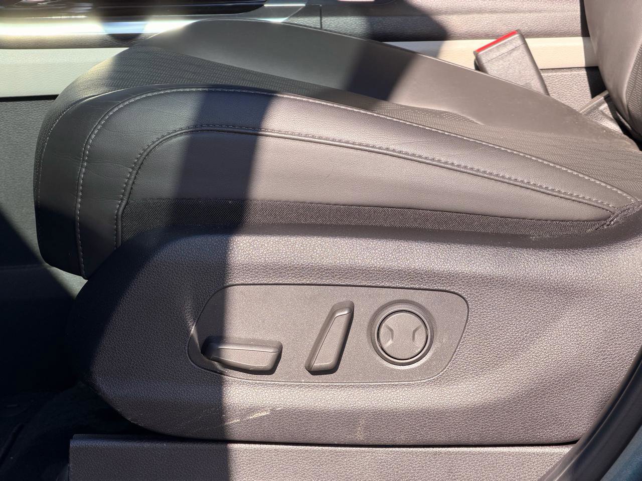 Used 2024 Kia Carnival EX image 31