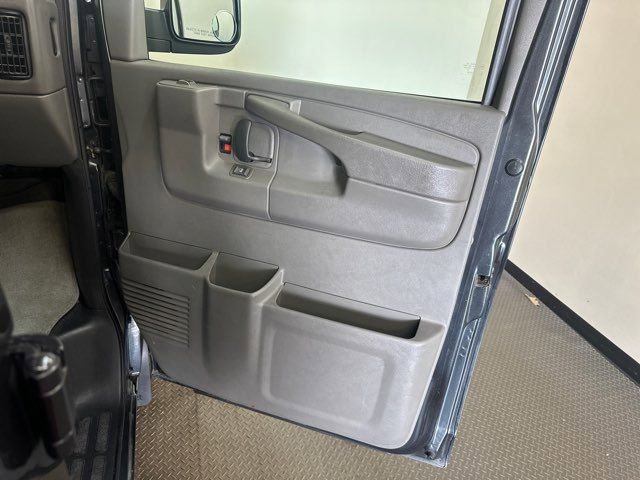 Used 2003 Chevrolet Express 1500 w/ Preferred Equipment Group 3 image 25