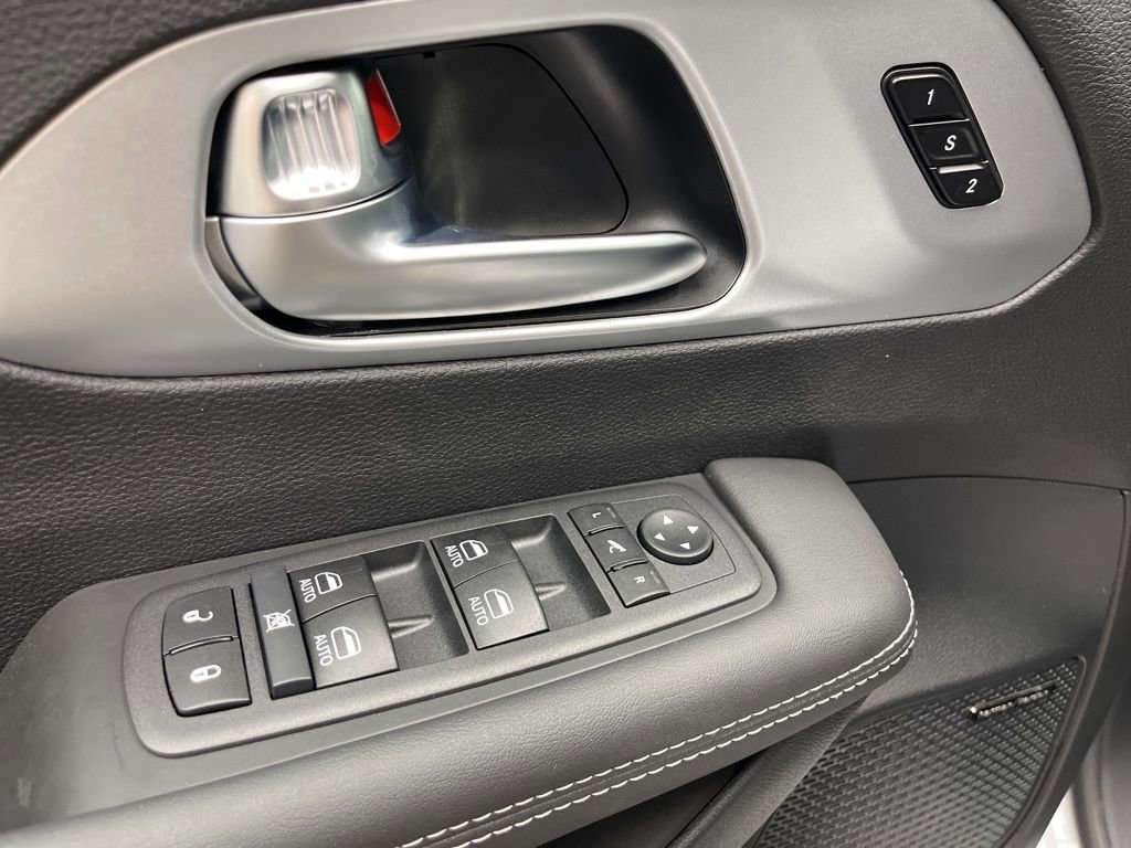 New 2026 Chrysler Pacifica Limited w/ Uconnect Theater Family Group image 9