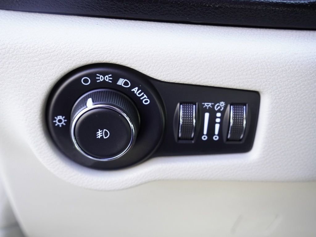 Used 2022 Chrysler Pacifica Touring-L image 13