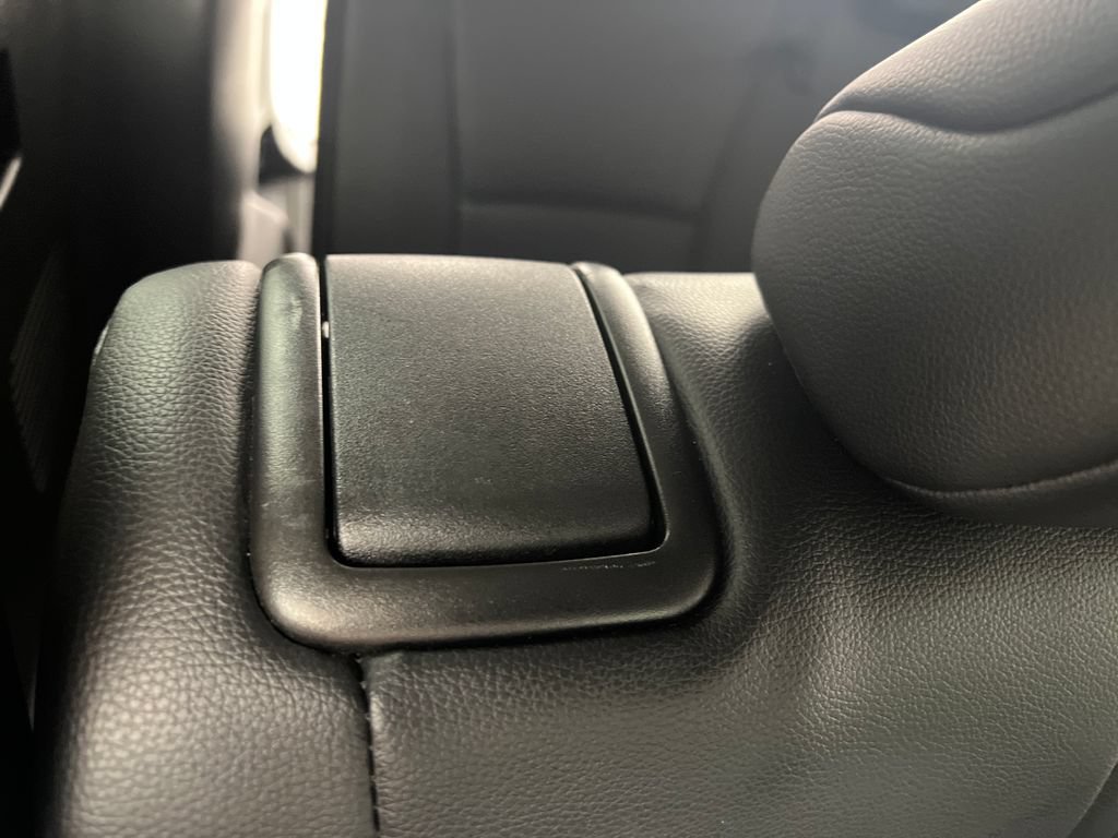 Used 2025 Toyota Highlander XLE FWD image 28