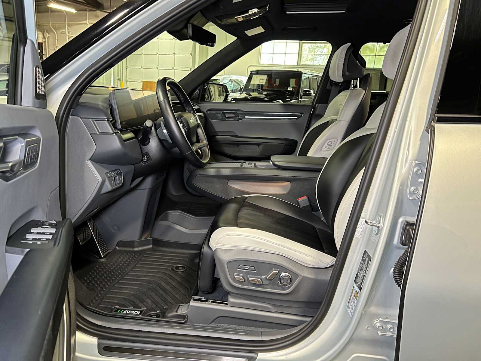 Used 2024 Kia EV9 GT-Line AWD/4WD image 30