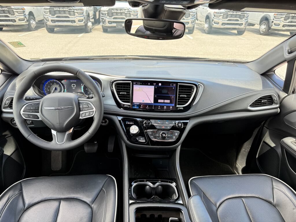 Used 2026 Chrysler Pacifica Limited FWD image 16