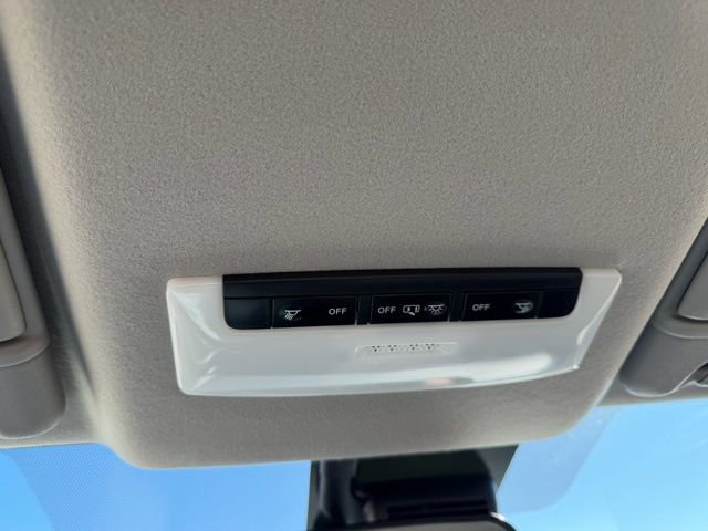 Used 2021 Nissan Versa SR w/ Convenience Package image 27