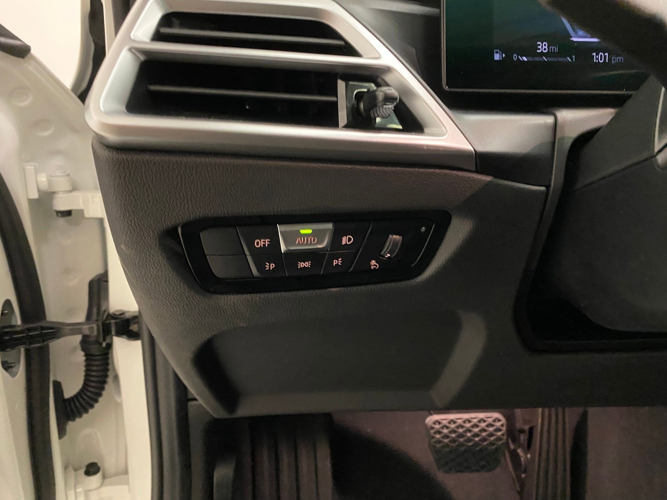 New 2025 BMW 330i xDrive Sedan w/ Convenience Package image 25