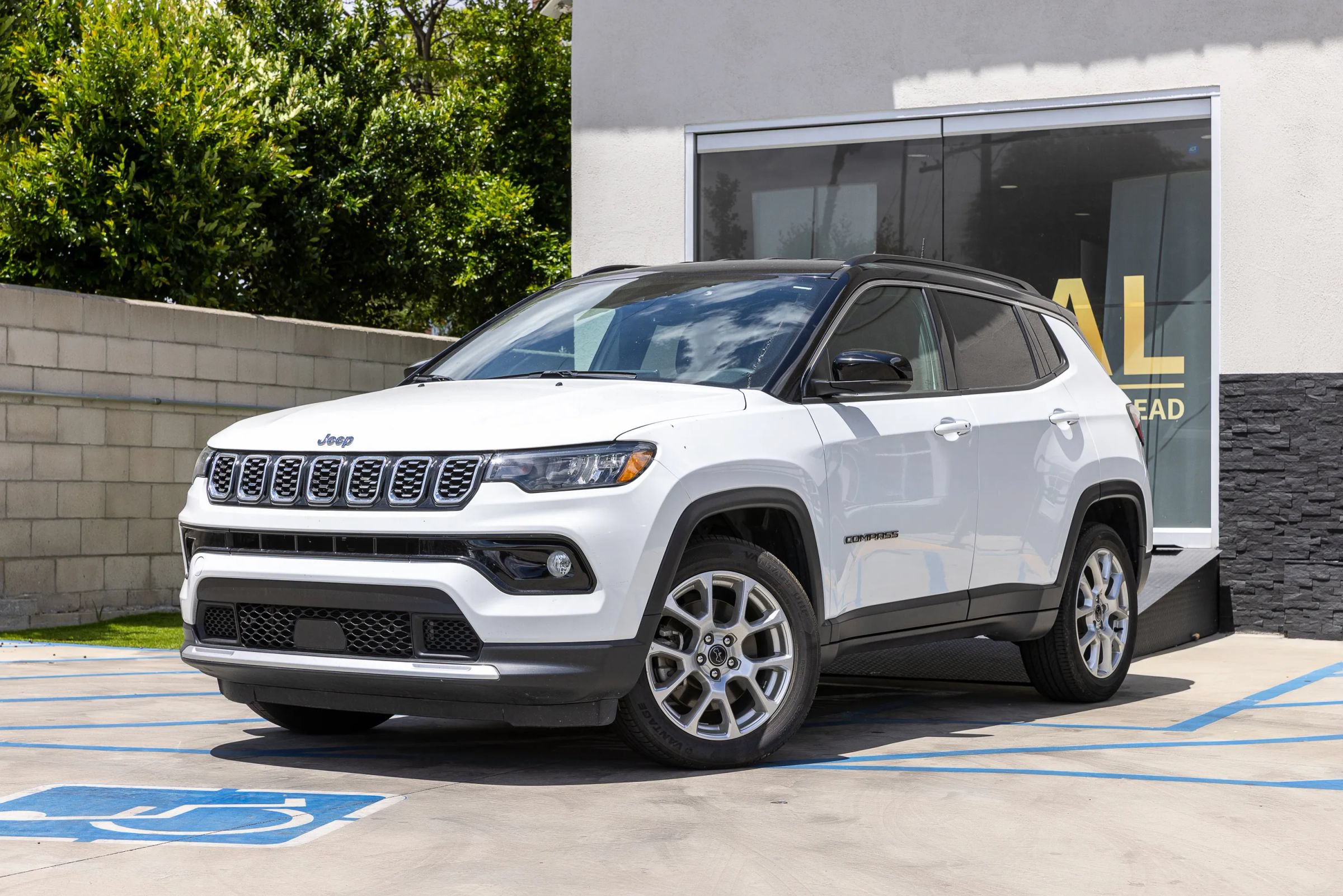 Used 2025 Jeep Compass Limited AWD/4WD image 5