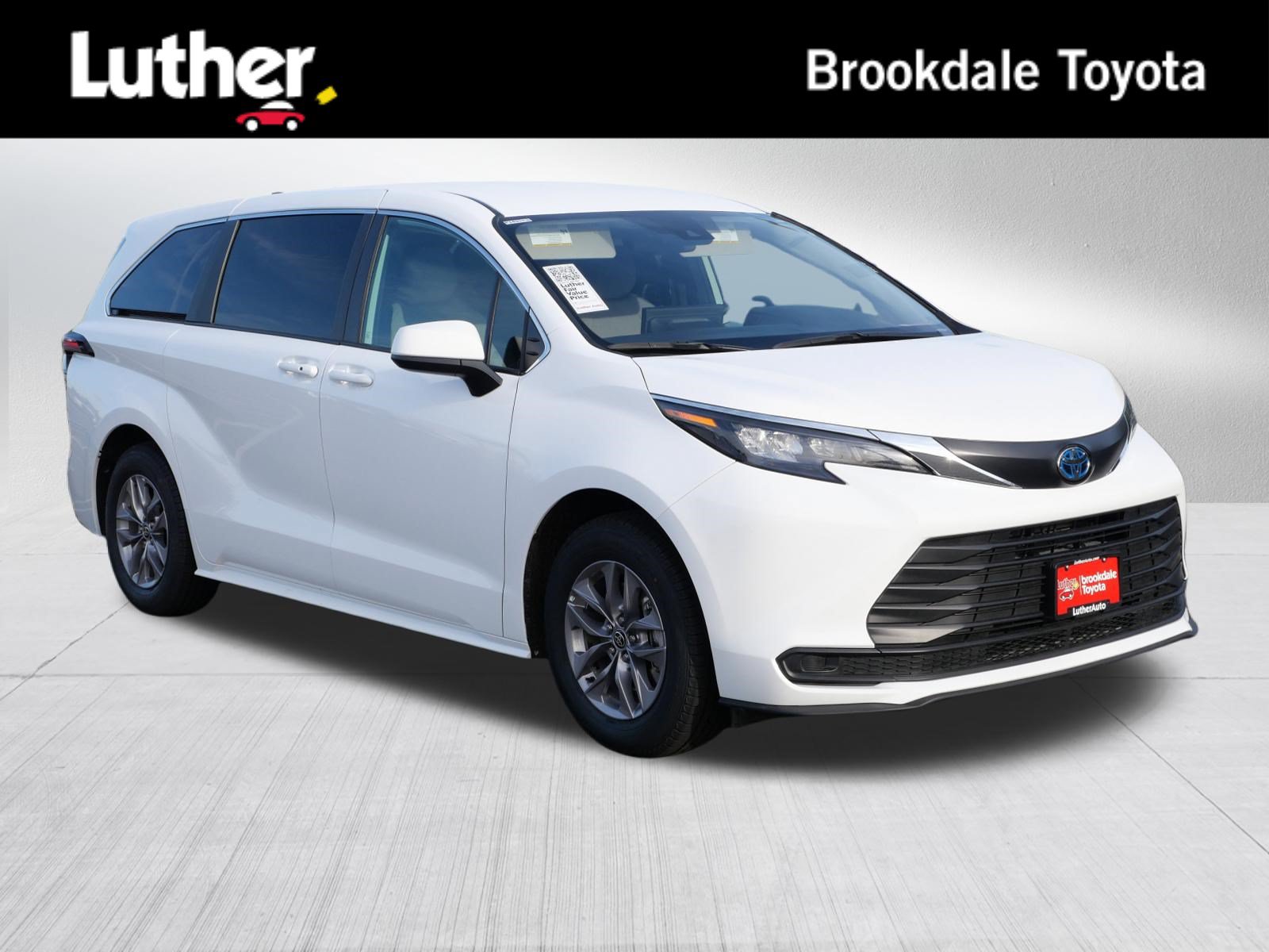 Certified 2025 Toyota Sienna LE AWD/4WD image 1