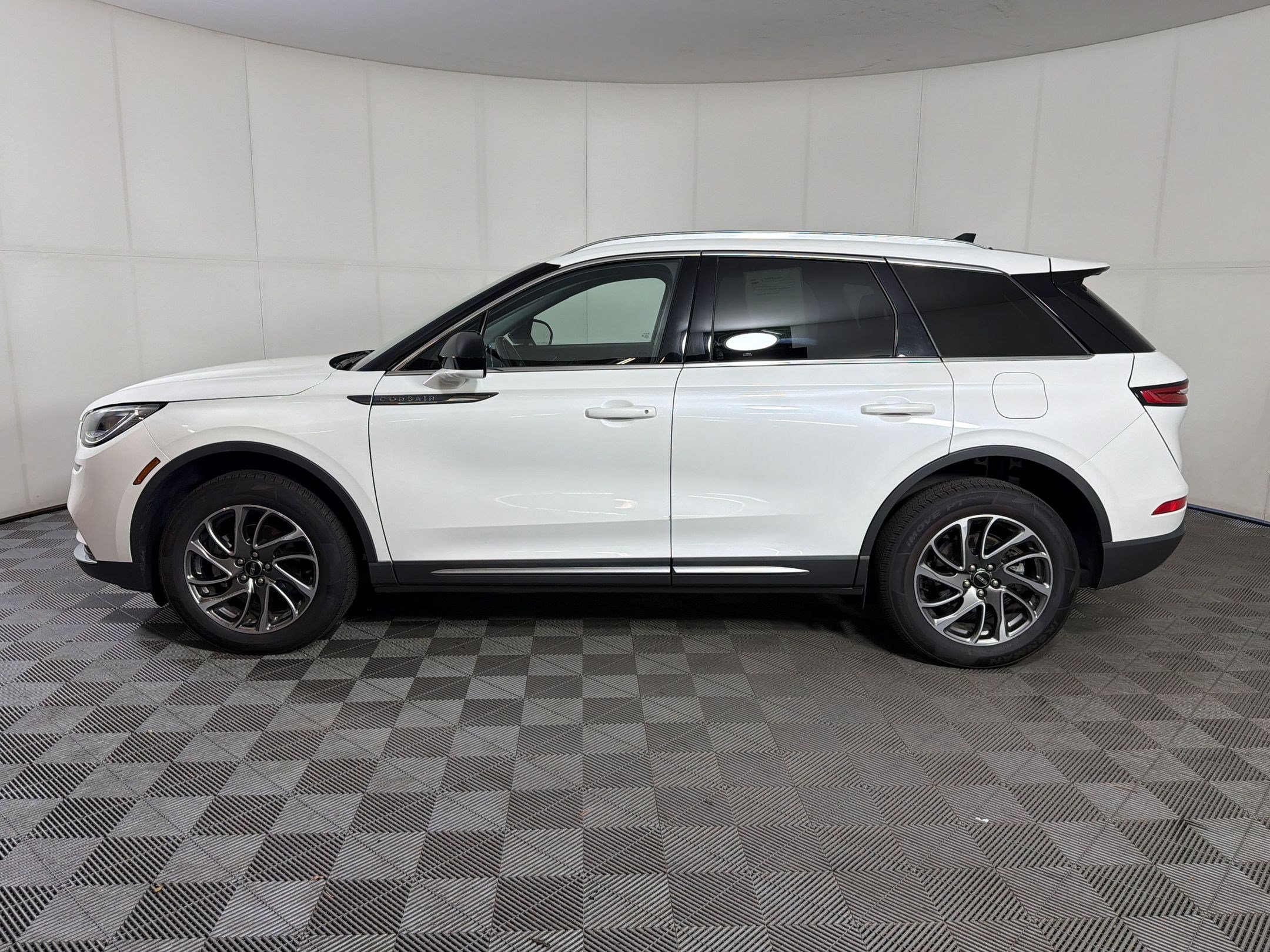 Used 2022 Lincoln Corsair AWD w/ Equipment Group 101A image 2