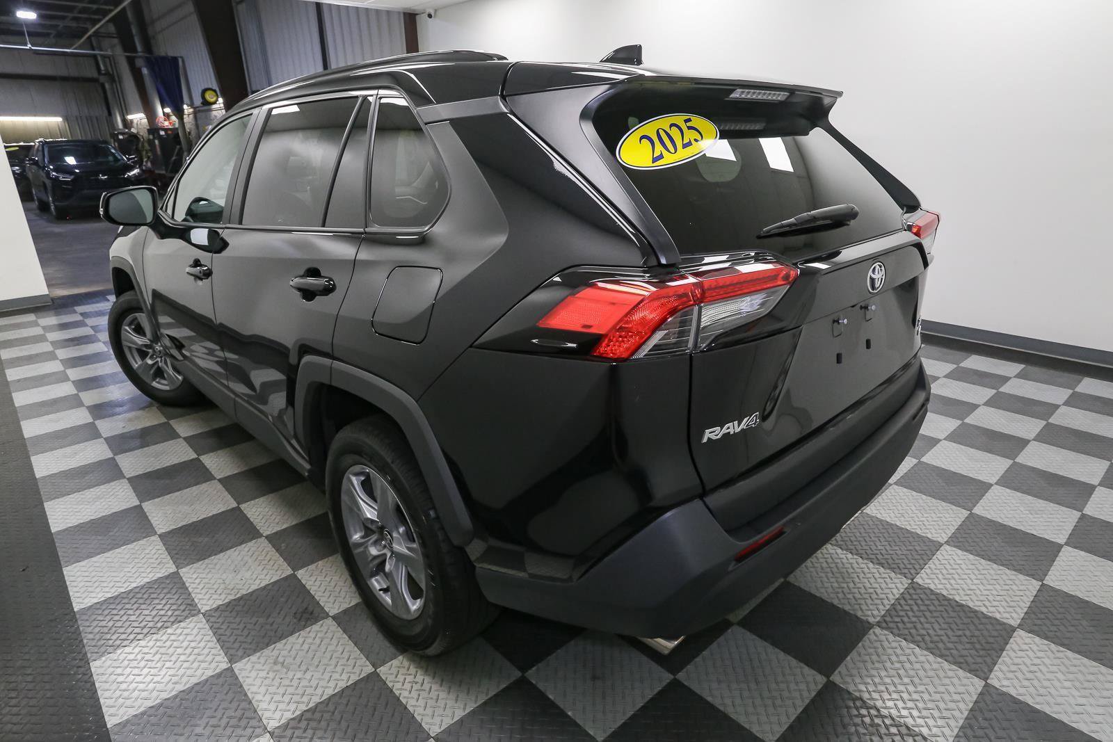 Used 2025 Toyota RAV4 XLE AWD/4WD image 9