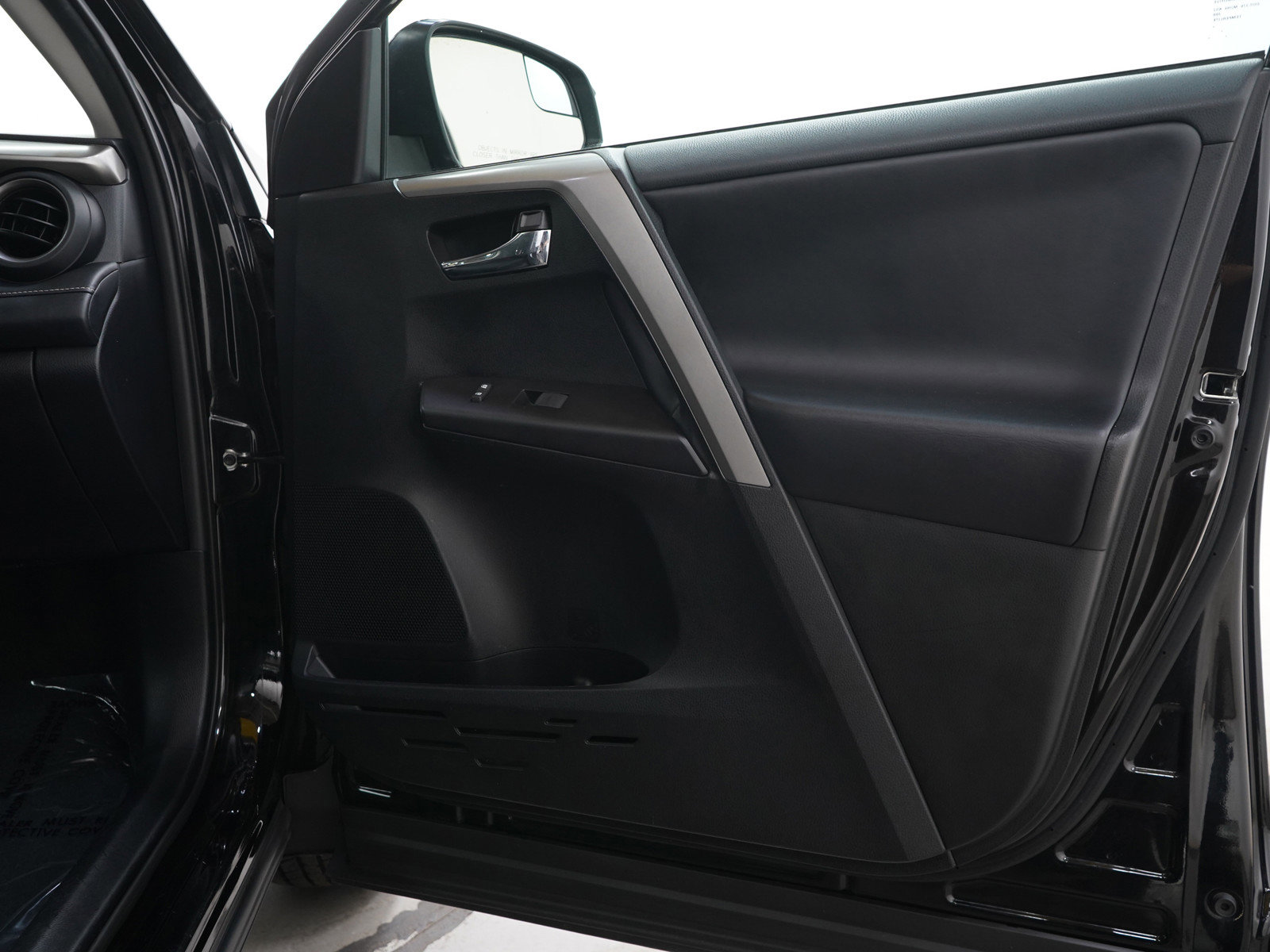 Used 2018 Toyota RAV4 XLE AWD/4WD image 9