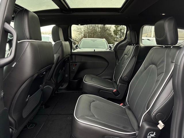 New 2026 Chrysler Pacifica Limited w/ Uconnect Theater Family Group image 18