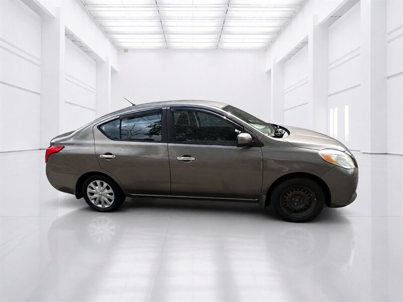 Used 2012 Nissan Versa SV FWD image 3