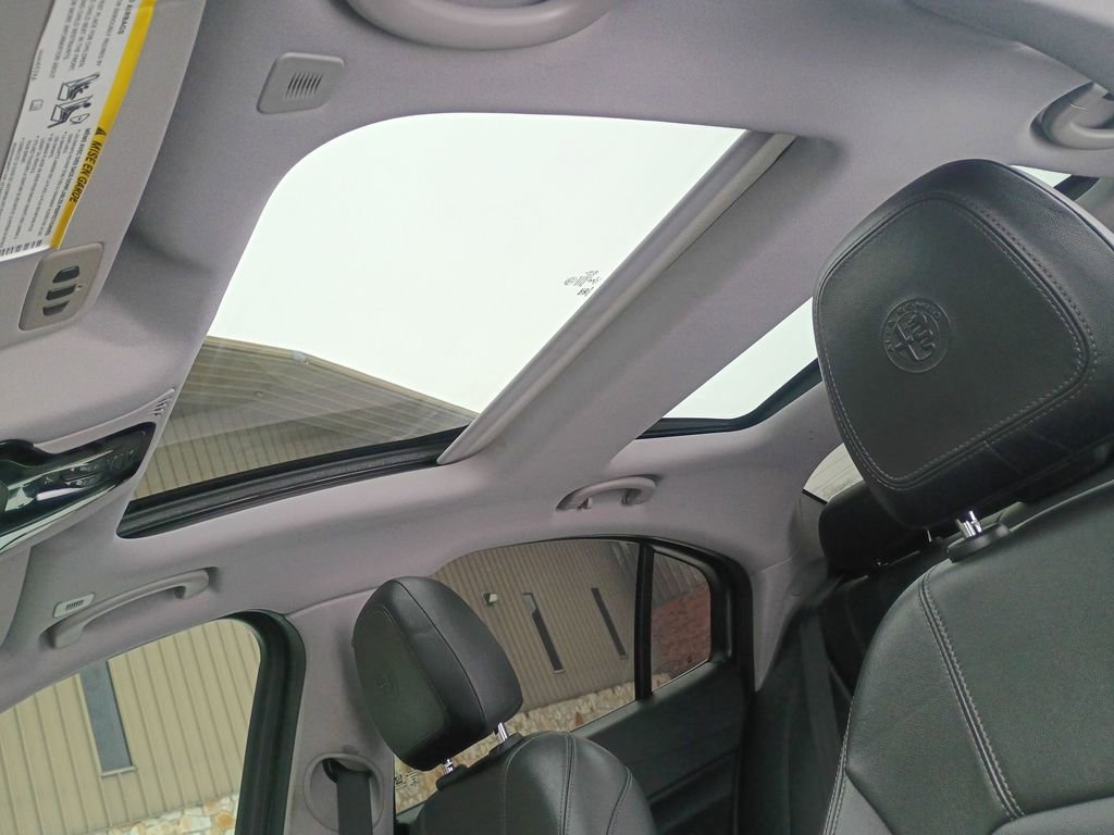 Used 2017 Alfa Romeo Giulia AWD image 21