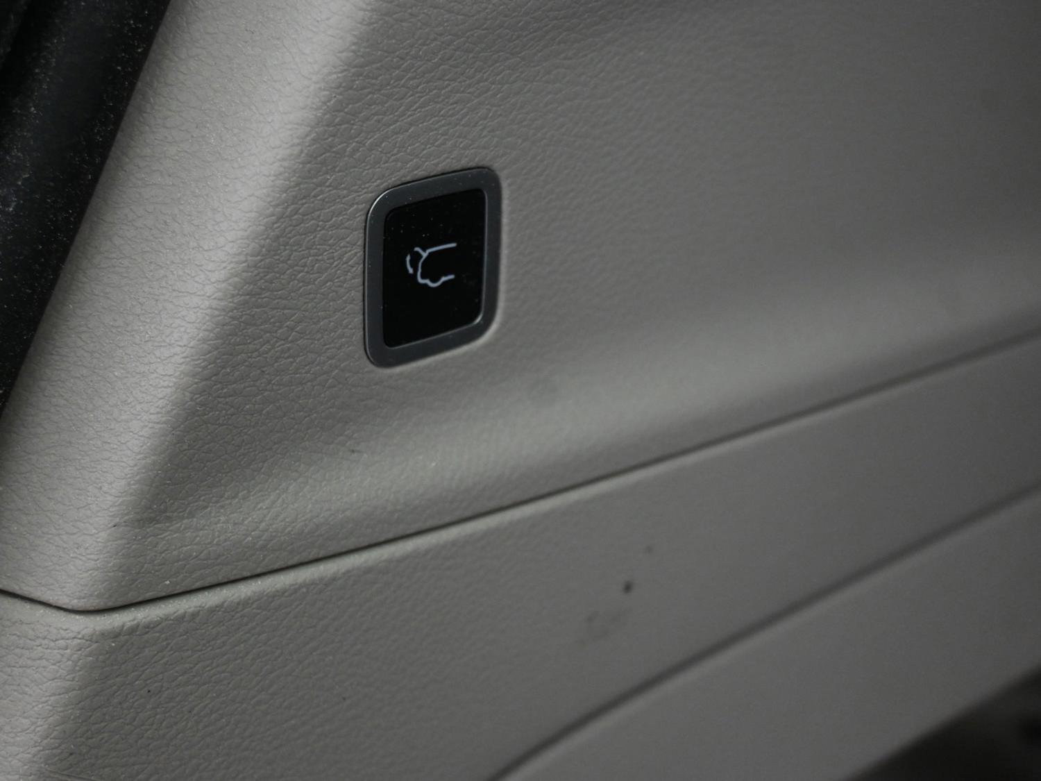 Used 2023 Chrysler Voyager LX image 28